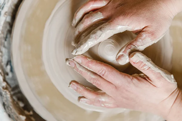 Potter Ragazza Scolpisce Tazza Argilla Sulla Ruota Del Vasaio Laboratorio — Foto Stock