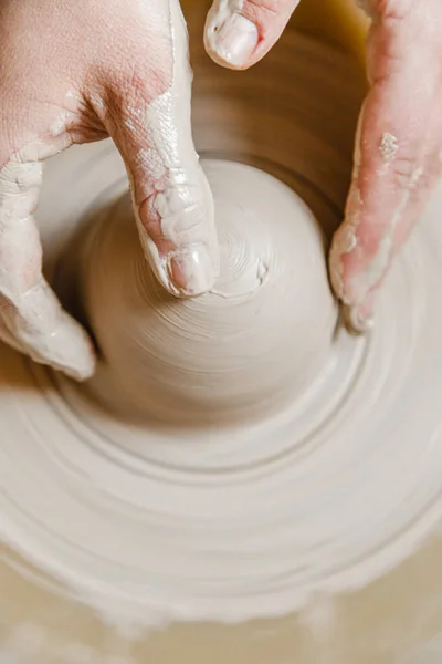 Potter Ragazza Scolpisce Tazza Argilla Sulla Ruota Del Vasaio Laboratorio — Foto Stock