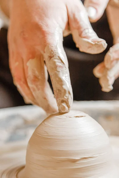 Potter Menina Esculpe Copo Barro Roda Oleiro Oficina Cerâmica Tarde — Fotografia de Stock