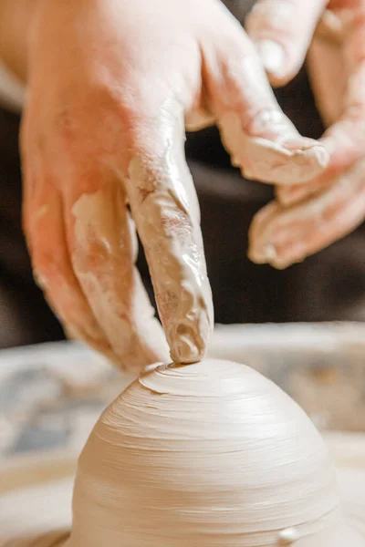 Potter Niña Esculpe Taza Arcilla Rueda Alfarero Taller Cerámica Por —  Fotos de Stock