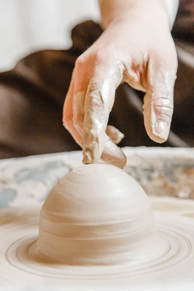ポッターの女の子は陶芸家の車輪の上の粘土からカップを彫刻します 午後の陶芸教室 — ストック写真