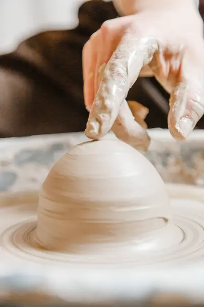 ポッターの女の子は陶芸家の車輪の上の粘土からカップを彫刻します 午後の陶芸教室 — ストック写真