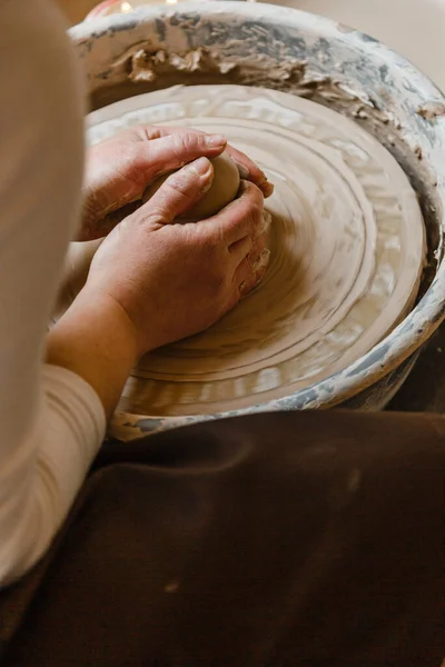 Potter Ragazza Scolpisce Tazza Argilla Sulla Ruota Del Vasaio Laboratorio — Foto Stock