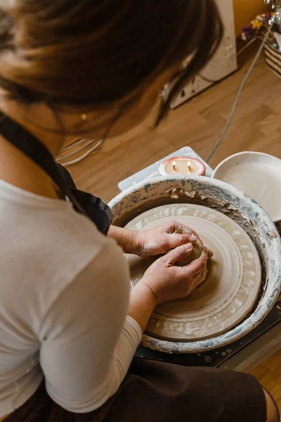 Potter Ragazza Scolpisce Tazza Argilla Sulla Ruota Del Vasaio Laboratorio — Foto Stock