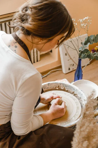 Potter Girl Sculpts Cup Clay Potter Wheel Pottery Workshop Afternoon — Stock Photo, Image