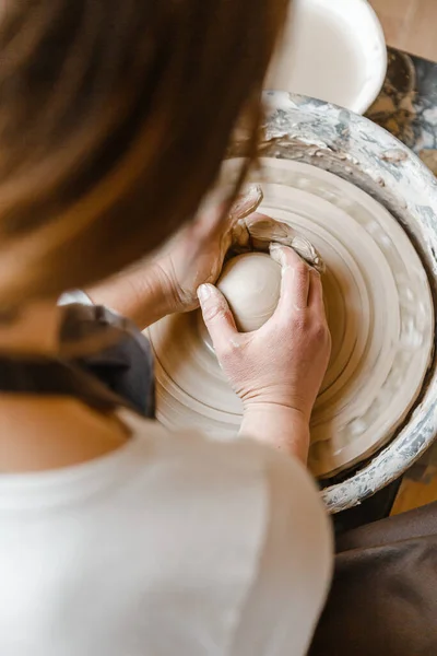 Potter Girl Sculpte Tasse Argile Sur Roue Potier Atelier Poterie — Photo