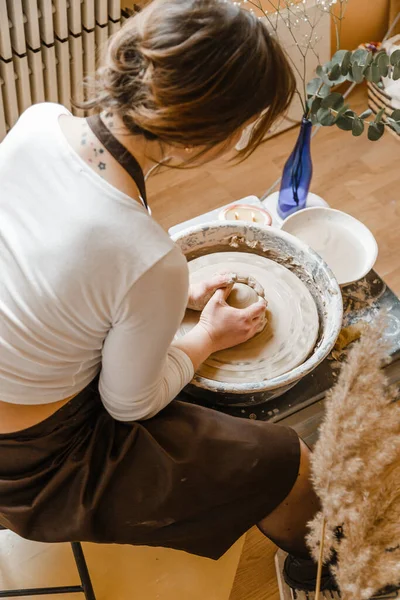 Potterova Dívka Vytesává Hrnek Hlíny Hrnčířském Kole Pottery Workshop Odpoledne — Stock fotografie