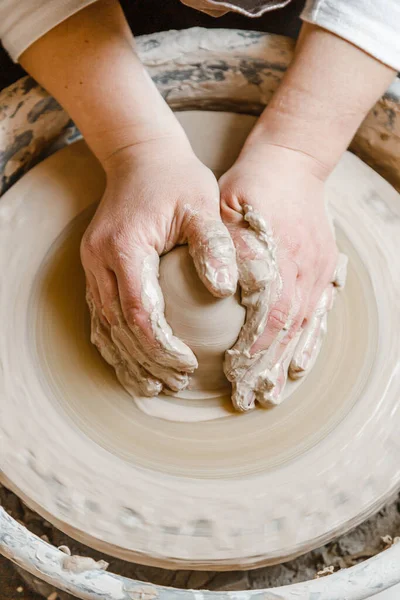 Potter Niña Esculpe Taza Arcilla Rueda Alfarero Taller Cerámica Por —  Fotos de Stock