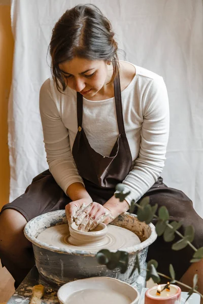 Potterova Dívka Vytesává Hrnek Hlíny Hrnčířském Kole Pottery Workshop Odpoledne — Stock fotografie