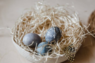 Boyanmış Paskalya yumurtaları saman tabakta yatar. Metin için boş boşluk