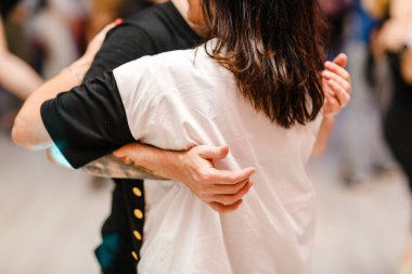 Kharkiv, Ukrayna 18.04.21 Erkek ve kadın partide tutkuyla kizomba yapıyorlar.