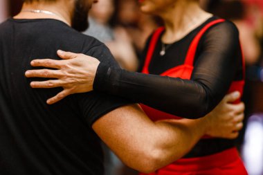 Kharkiv, Ukrayna 18.04.21 Erkek ve kadın partide tutkuyla kizomba yapıyorlar.