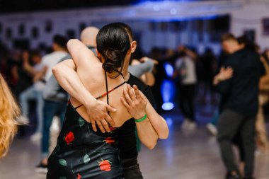 Kharkiv, Ukrayna 18.04.21 Erkek ve kadın partide tutkuyla kizomba yapıyorlar.