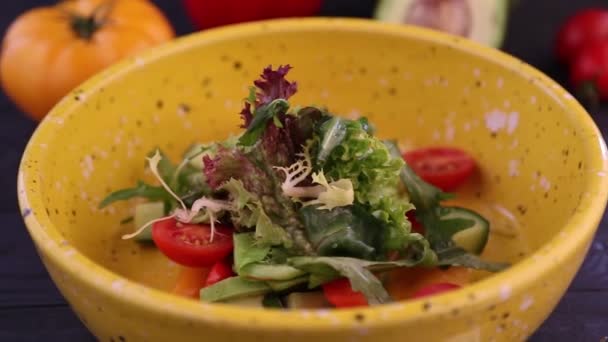 黄盘里的蔬菜沙拉 摄像机绕着盘子旋转 — 图库视频影像