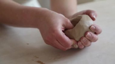 Kadın seramikçi elleri kil tabakları yontuyor