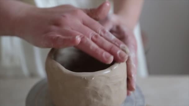 Kobieta Ceramist Ręce Rzeźbić Gliniane Naczynia — Wideo stockowe