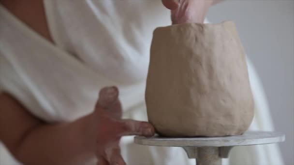 Les Mains Céramistes Féminines Sculptent Des Plats Argile — Video