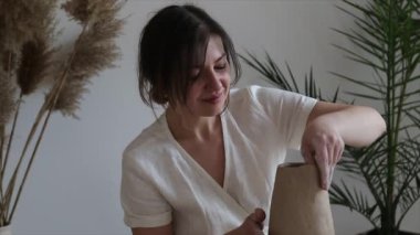 Kadın seramikçi elleri kil tabakları yontuyor