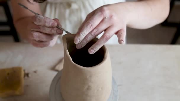 Kobieta Ceramist Ręce Rzeźbić Gliniane Naczynia — Wideo stockowe