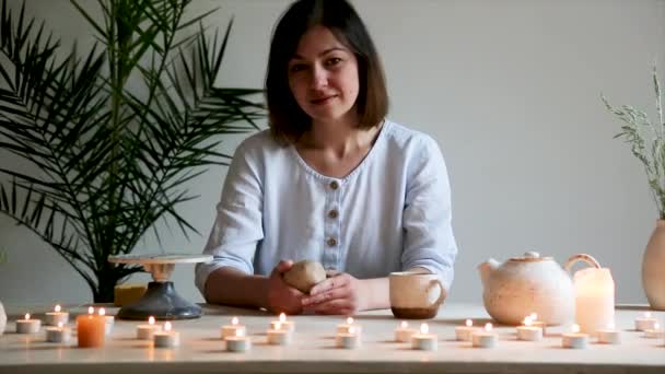 女性陶芸家の手彫刻粘土料理 — ストック動画