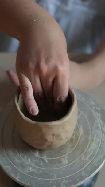 Kvinnliga Keramiker Händer Skulptera Lera Rätter Med Ljus — Stockvideo