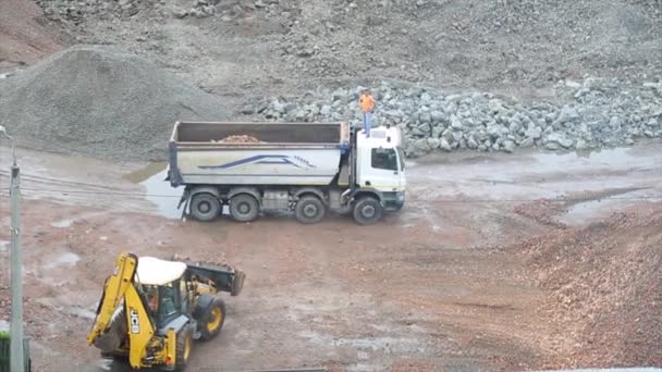 Kharkiv Ucrânia Escavadeira Carrega Terra Caminhão Kamaz Após Destruição Edifício — Vídeo de Stock