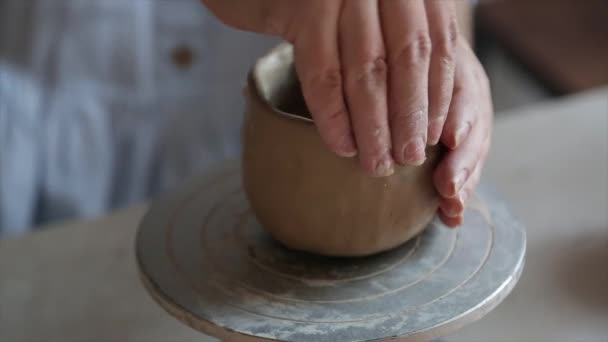 Kobieta Ceramist Ręce Rzeźbić Gliniane Naczynia Świecami — Wideo stockowe