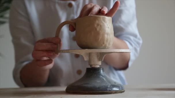 Perempuan Keramik Tangan Memahat Piring Tanah Liat Dengan Lilin — Stok Video