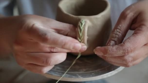 女性陶芸家の手でキャンドルと粘土料理を彫刻 — ストック動画