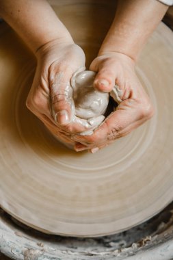 Kadın seramikçi elleri kil tabakları yontuyor