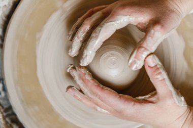 Kadın seramikçi elleri kil tabakları yontuyor
