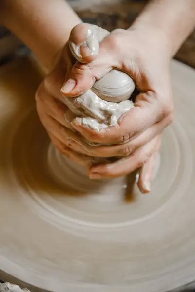 Les Mains Céramistes Féminines Sculptent Des Plats Argile — Photo