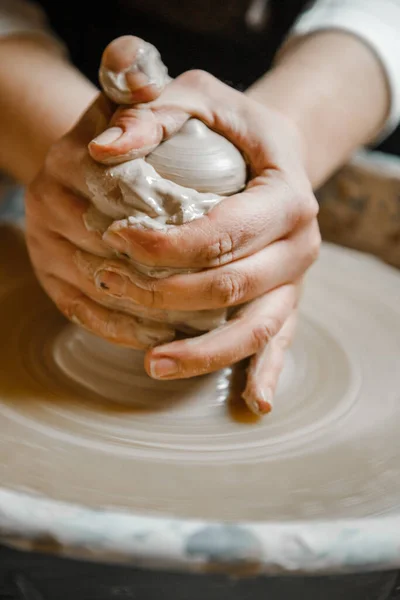Женские Керамические Руки Лепили Глиняные Тарелки — стоковое фото