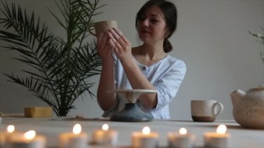 Seramist çömlekçinin çarkına çömlekçilik yapmak için çömlekçi tekerleği pedalını ayağıyla basıyor.