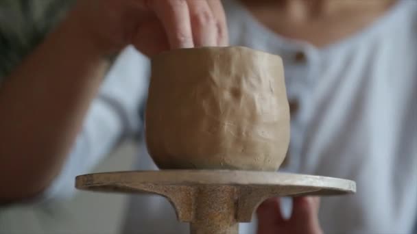 Seramist Çömlekçinin Çarkına Çömlekçilik Yapmak Için Çömlekçi Tekerleği Pedalını Ayağıyla — Stok video