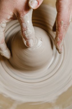 Kadın seramikçi elleri kil tabakları yontuyor