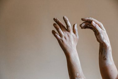 Kadın seramikçi elleri kil tabakları yontuyor