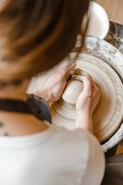 Female Ceramist Hands Sculpt Clay Dishes — Stock Photo, Image