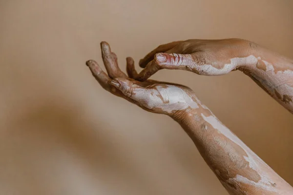 Γυναικεία Κεραμοειδή Χέρια Σμιλεύουν Πήλινα Πιάτα — Φωτογραφία Αρχείου
