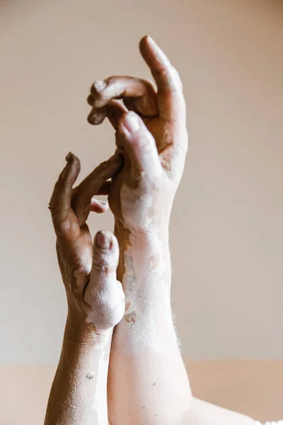 Female Ceramist Hands Sculpt Clay Dishes — Stock Photo, Image