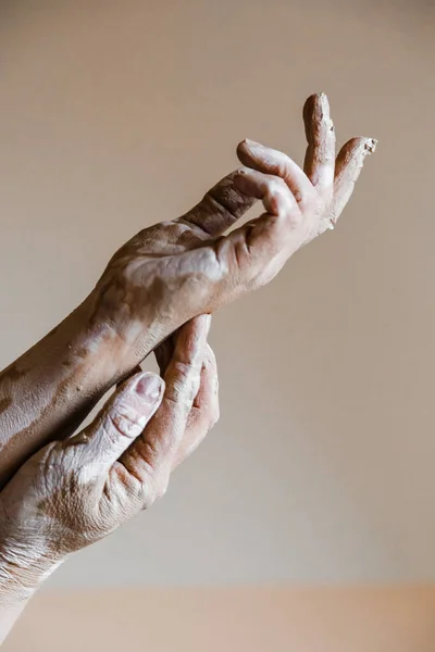Mulheres Ceramistas Mãos Esculpir Pratos Barro — Fotografia de Stock