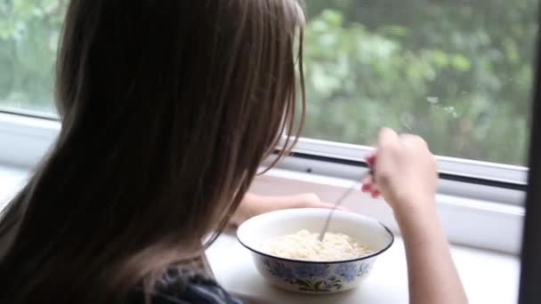 Dívka Mivinsy Železného Talíře Rychlé Těstoviny Mivina — Stock video