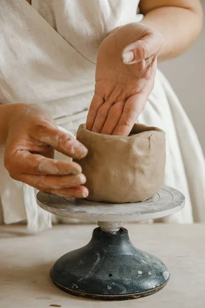 Mani Femminili Vasaio Fare Tazza Stile Tradizionale Mani Fanno Piatti — Foto Stock