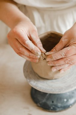 Çömlekçinin kadın elleri geleneksel şekilde kupa yapıyor. Eller kilden yemek yapar.
