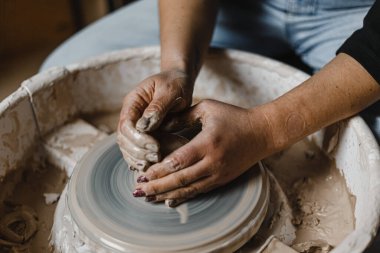 Çömlekçinin kadın elleri geleneksel şekilde kupa yapıyor. Eller kilden yemek yapar.