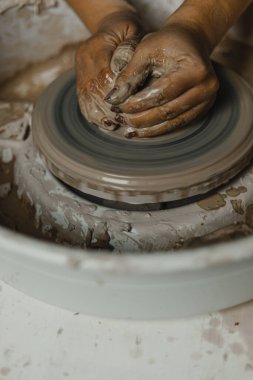 Çömlekçinin kadın elleri geleneksel şekilde kupa yapıyor. Eller kilden yemek yapar.