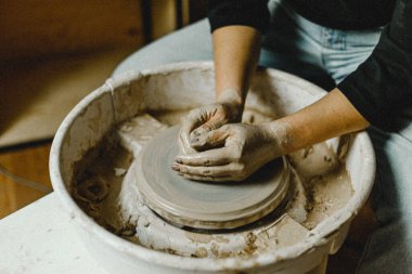 Çömlekçinin kadın elleri geleneksel şekilde kupa yapıyor. Eller kilden yemek yapar.