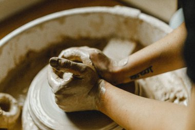 Çömlekçinin kadın elleri geleneksel şekilde kupa yapıyor. Eller kilden yemek yapar.