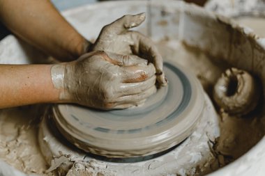 Çömlekçinin kadın elleri geleneksel şekilde kupa yapıyor. Eller kilden yemek yapar.