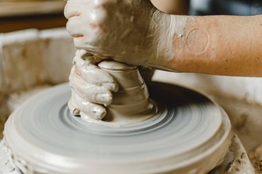 Çömlekçinin kadın elleri geleneksel şekilde kupa yapıyor. Eller kilden yemek yapar.